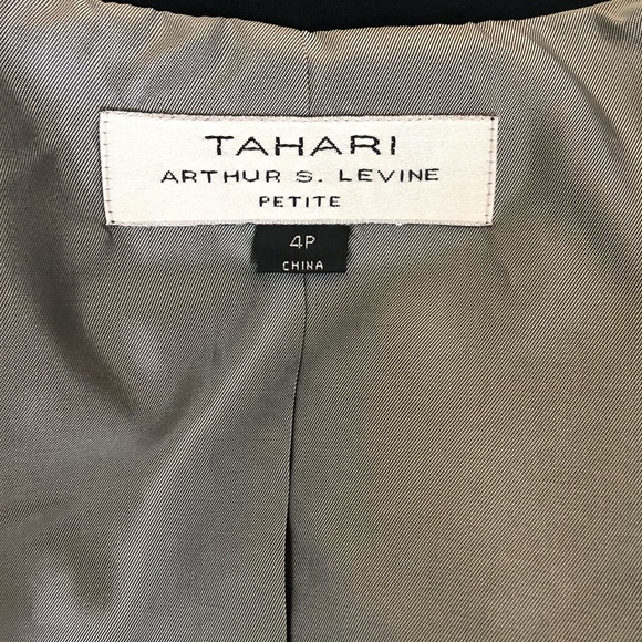 TAHARI Pant suit- 2 Pieces - Picture 7 of 7